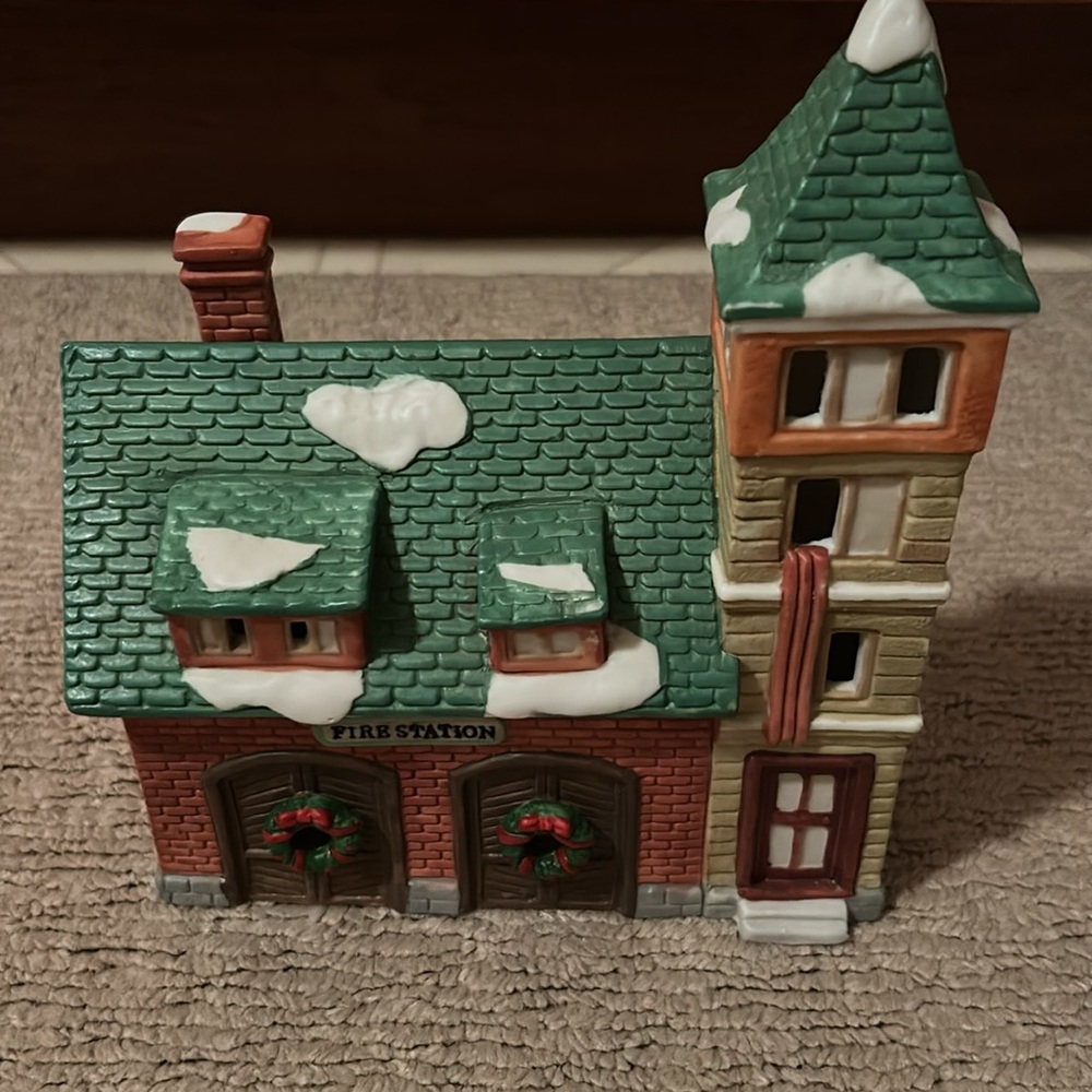 1992 Holiday Expressions Festive Fire Station Holiday Decor.